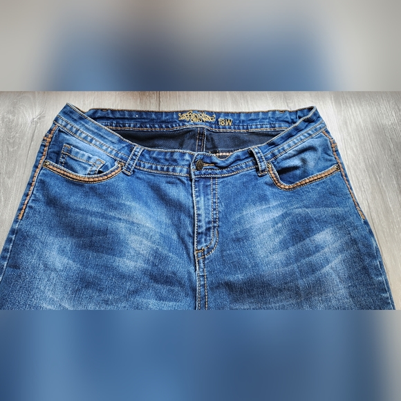 Revolt Jeans Straight Leg Medium wash sz 18w High Rise - Picture 3 of 8